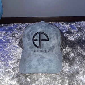 Helt oanvänd Emilio pendenza keps - En helt oanvänd Emilio pendenza Velvet keps, jag säljer den för att jag har 2 stycken andra kepsar som jag änvänder, och då kommer inte den här till användning. Ny pris: 550kr