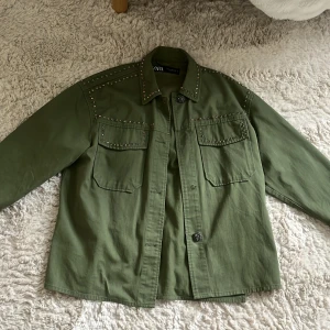 Jeans jacka - Dem har tappat nästan alla knappar förutom 1 men går fortfarande att använda