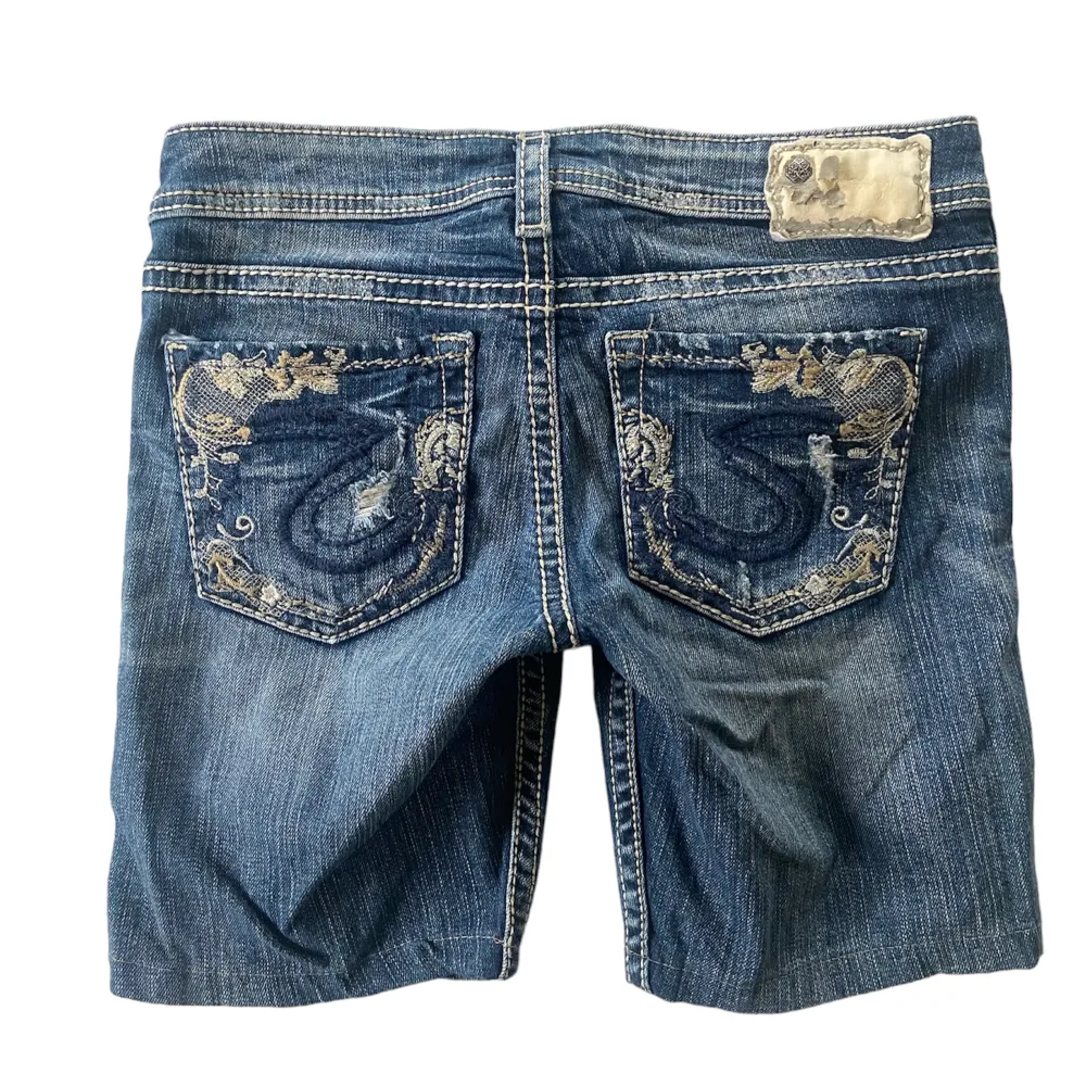 Y2k shorts med snygga fram- och bakdetaljer. Midja: 74 cm, innerbenslängd: 18 cm! . Shorts.