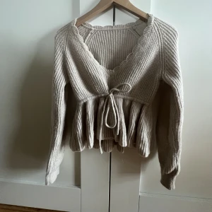 Stickad v-ringad tröja - Använt fåtal gånger Super skön och super fin, passar nästan till allt💓