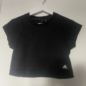 Croptop  - Denna fina addidas tröja är för liten på mig så kan inte visa hur den sitter. Men tröjan är croppad och ska va lite som en blandning av linne och t-shirt. Pris kan diskuteras!