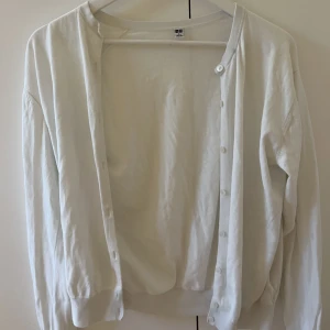 Kofta - Vit kofta från uniqlo i stl s, skriv vid frågor eller för fler bilder!🤍