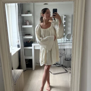 Vit klänning - Vit supervacker voluminös klänning från NA-KD (Sanna Jörnviks kollektion). Superfint fall. Aldrig använd, prislapp kvar 💕