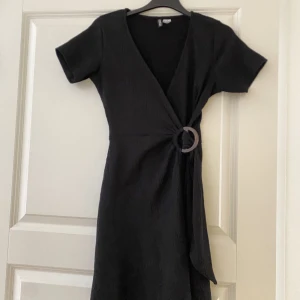 Klänning - Svart omlottklänning från H&M i storlek s.🖤
