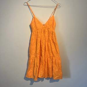  Orange kort klänning från zara med knytning i ryggen