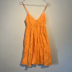  Orange kort klänning från zara med knytning i ryggen