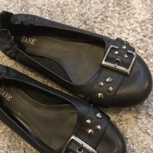 Ballerina - Svarta lite tuffare ballerinaskor, små defekter förekommer  Skriv vid funderingar😇