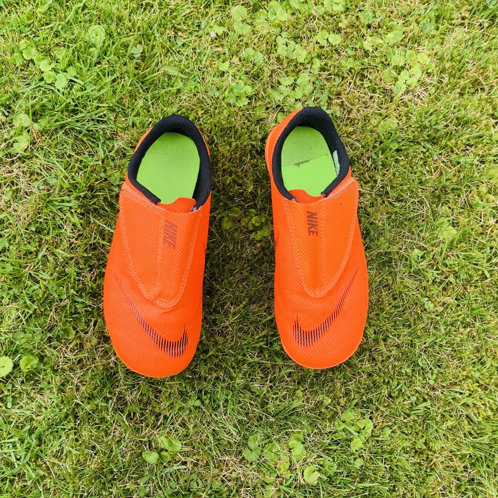 Orange Nike fotbollsskor - Nike | Plick Second Hand