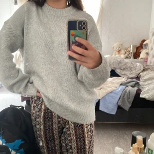 Stickad tröja  - Säljer nu min stickad tröja, storlek M och sitter oversizad som är väldigt snyggt. 