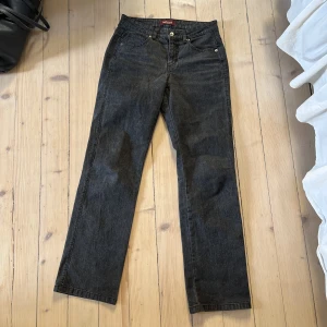 Vintage Lee jeans  - Köpta second hand, perfekt passform på mig som brukar ha storlek 38. 