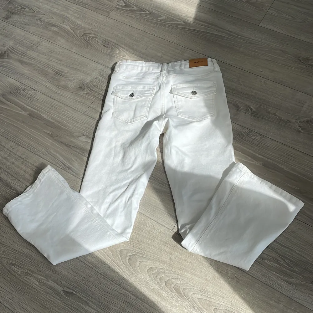 Ett par vita jeans med ett par fickor där bak,har aldrig använt dem!!. Jeans & Byxor.