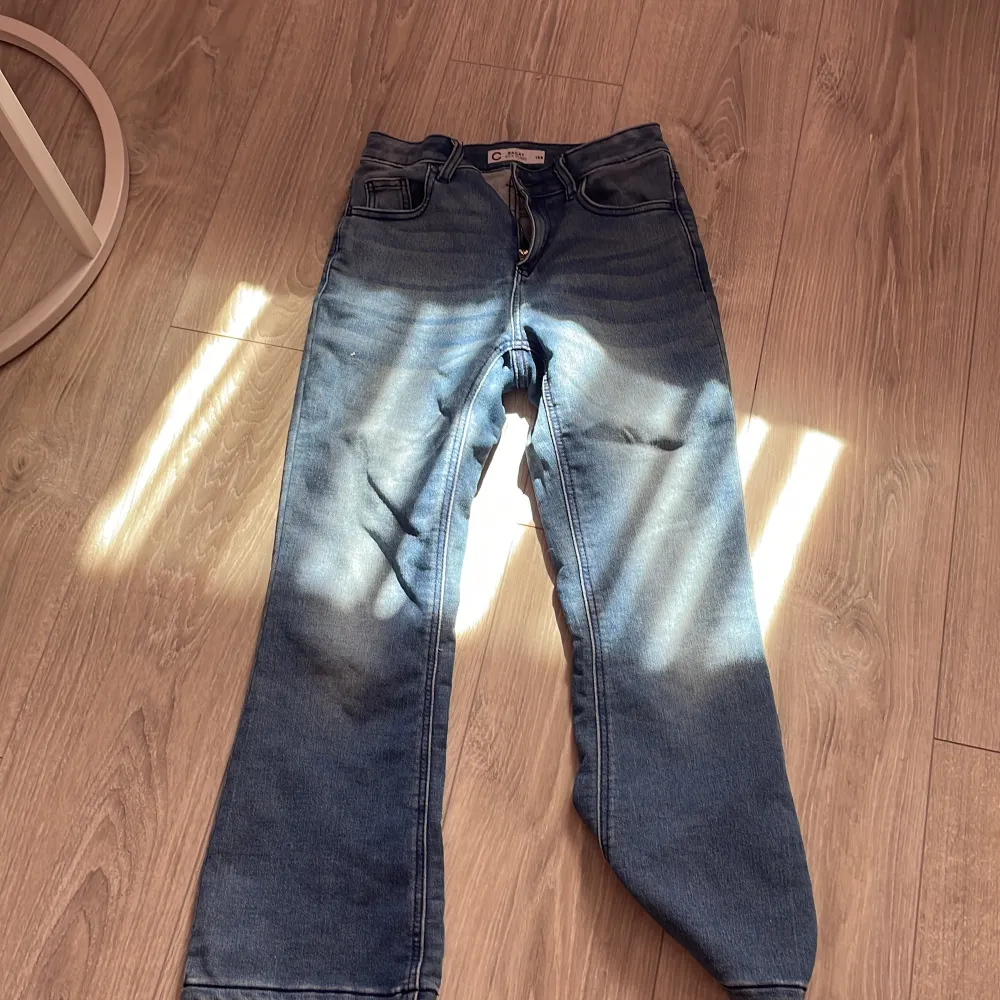 Ett par blåa jeans ganska så korta,kickflare . Jeans & Byxor.