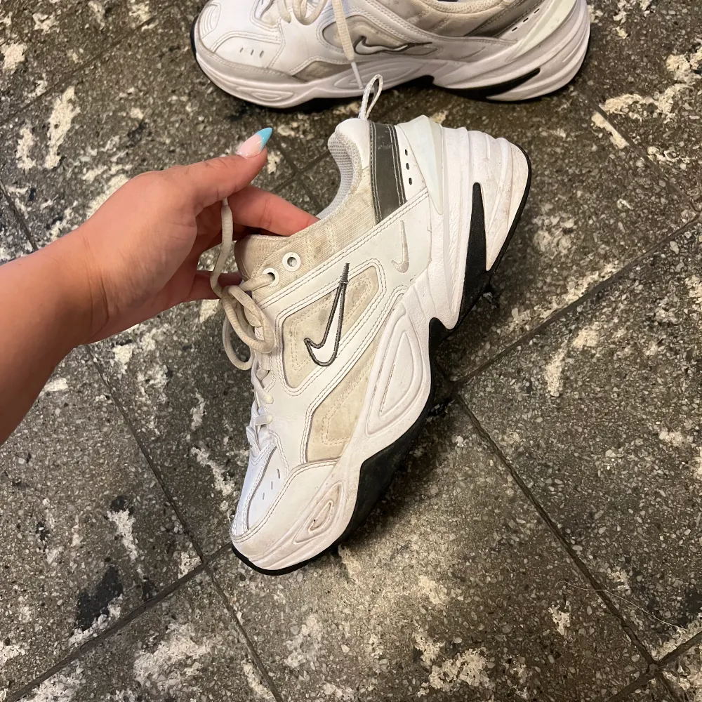 Nike skor i strl 40. Lite smutsiga men går nog att få bort i tvätten. . Skor.