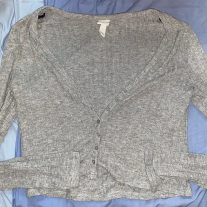 Tunn och LUFTIG Långarmad - En grå långarmad med tunt och stretchingt tyg i storlek M (Medium) - från H&M! + skulle själv säga denna passar en person med storlek L!!! Användt ett få antal gånger och älskar den!😍 - men tröttnade på den så hoppas någon annan kan unna sajjj av den! 