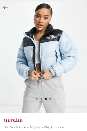 The North Face - Säljer min super fina The North Face jacka eftesom jag vill ha en ny jacka till vintern/hösten  köpte förra året inga skador på jackan den är som nyköpt Jackan är slut såld hela tiden och överallt Ordpris: 3 379kr 