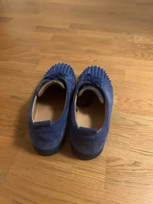 Christian Louboutin - Säljer mina blåa Loubs som är i topp skick och har inte heller använt dem så ofta. Inga skador på dem, mer att de blir solblekta av solen.