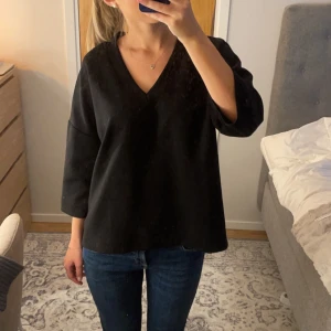 Tröja - Svart tröja med trekvartsärmar ifrån Carin Wester. Supersnygg och passar till allt! ☺️