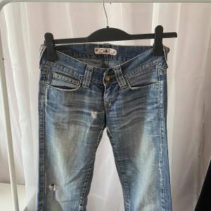 Säljer mina SJUKTSNYGA lågmidjade jeans köpta på 2000 talet ❤️säljer för att det är lite för små då det kommer inte till användning💓