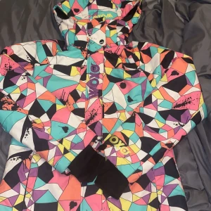 Skidjacka  - Skidjacka/ vinterjacka från Kappahl storlek 164. Den är i nyskick använd 1 gång på skid semester. Tuvärr passar den inte läggre men den e jätte fin och passar till mycket. Den har en ficka där man kan lägga skid kort i även reflex på tygen. 