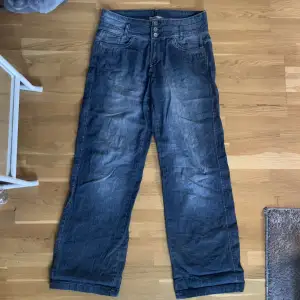 Ett par vintage jeans som är köpta secondhand 