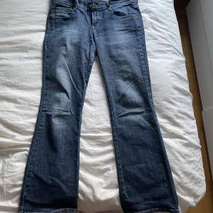 Lågmidjade jeans från ’ next petite ’. Säljer då dom är något för korta på mig. Innerbenslängden är 75 cm🤍 Jätte fint skick, som nya. Skriv  privat vid frågor. Köpare står för frakten  