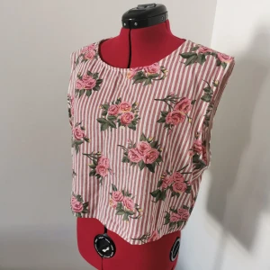 Crop top med rosor  - 🌺Blommig topp med rosor.  🌺Slutar vid midjan.  🌺Storlek L.  🌺Sydd utav mig. 