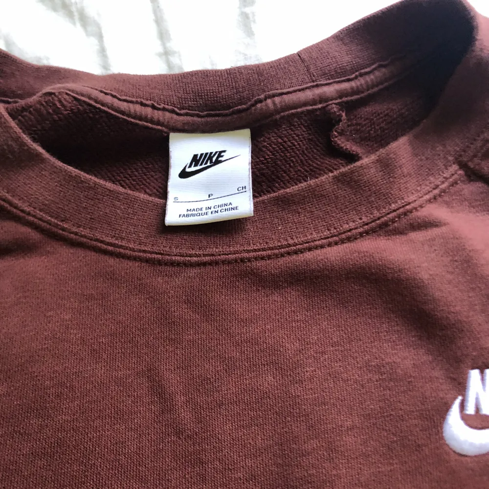Säljer denna Nike sweatshirt som inte kommer till användning nå mer, köpte den för 374 kr och säljer den för 120kr plus frakt💕. Tröjor & Koftor.