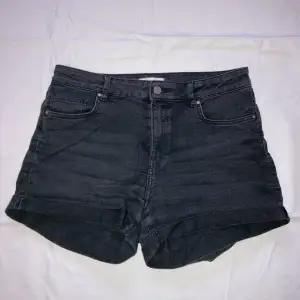 Svarat jenasshorts med fickor fram och bak och uppvikning på benen från H&M, köparen står för frakten och priset går att förhandla 