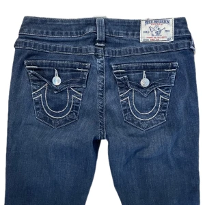 True religion  - Ett par lowwaist bootcut true religion jeans som är assnygga! Fint skick, inga fläckar. Jag har knappt använt de, midjemåttet är 37cm, innerbenslängden är 83cm. Tryck gärna på köp nu❤️