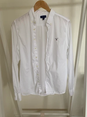 Vit gantskjorta - Vit Gant skjorta.  Storlek 15 y, 170 cm. Säljer för 189 kr