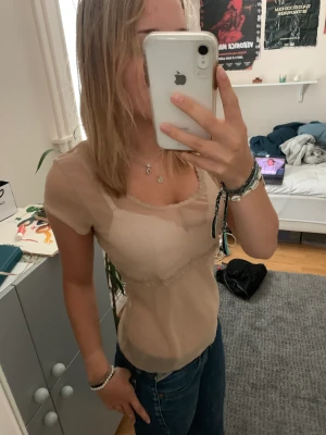 Geonomskinlig topp - Fin genomskinlig topp med spets och detaljer🤍