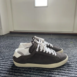 SL skor - Säljer mina underbara saint laurent skor i färgen brun, med inslag av mörkgrönt. Sjukt fina skor i storlek 41,5 som passar 42. Endast använda 2-3 gånger så skorna är i skicket ~ 9/10. Har inget og, ENDAST SKOR. Priset blir därav 1999 SEK.