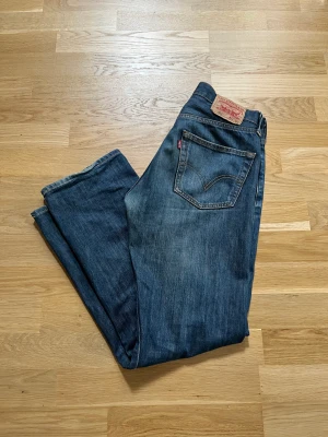 Levis 501 - Säljer detta paret också Levis 501 för samma anledning, nypris: 1200 kr, oanvända skit snygga, passar även tjejer 