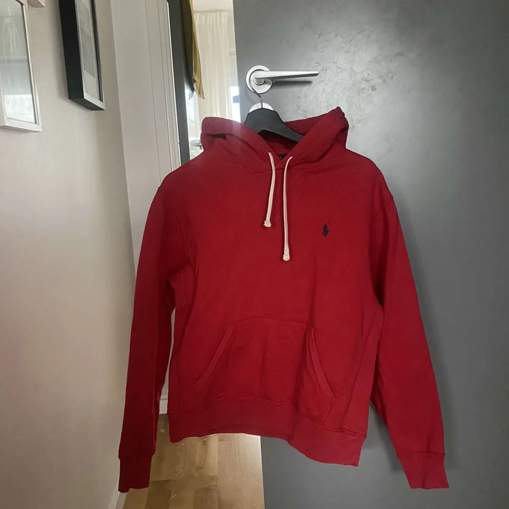 Ralph Lauren Hoodie  Säljer nu min röda ralph lauren hoodie i storlek S! Hoodien passar inte mig längre vilket är därför jag säljer den. Har använts några gånger men har inga märkvärdiga fel och ser ut som en ny👍🏼   Pris 400. Hoodies.