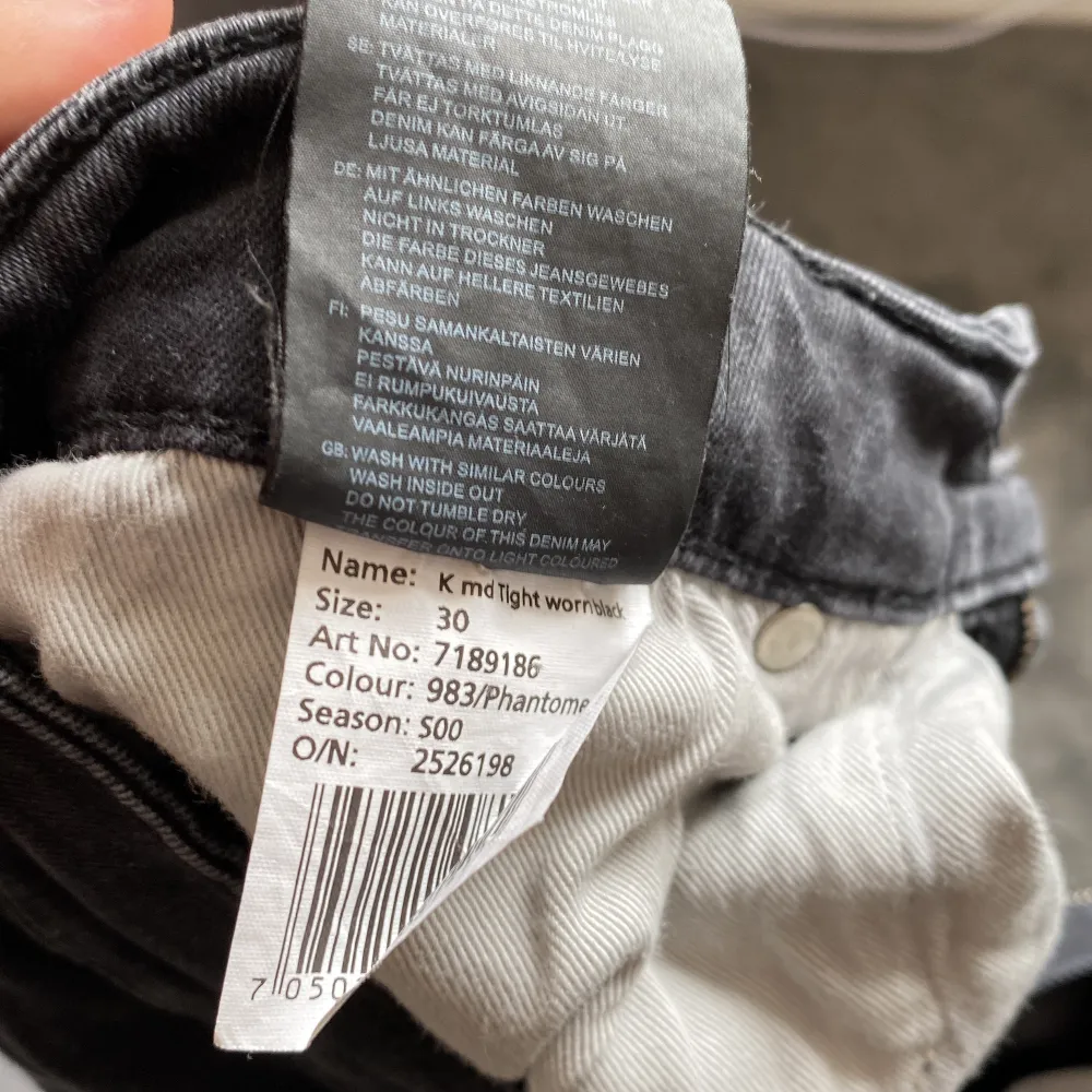 Säljer ett par svarta karve byxor som är för stora för mig , de är i väldigt bra skick och har används än gång.  Nypris  899 kr  Mitt pris 400 kr eller buda . Jeans & Byxor.