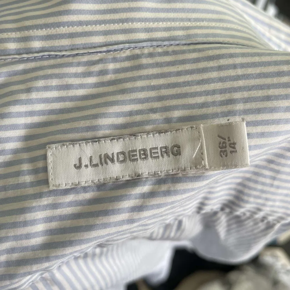 Säljer denna skjorta då den inte kommer till användning längre. Den är i superbra skick. Köparen står för frakten.. Skjortor.