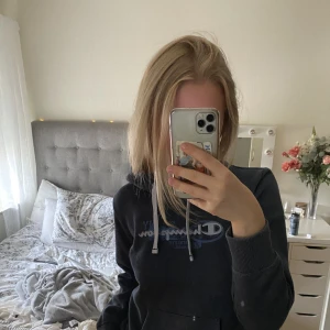 Marinblå hoodie🦋 - Säljer denna Champion hoodie som är i väldigt bra kvalitet✨ Säljer då jag aldrig fått användning för den och tycker att det är synd låta en så fin tröja inte komma till användning💕 450kr originalpris🌸 