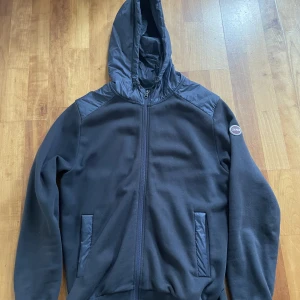 Colmar  - Säljer min sällsynta nästintill oanvända colmar jacka/tröja. Nypris 2000kr  Slutsåld överallt  Storlek L men passar M lika bra 