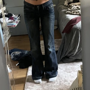Lågmidjade utsvängda svartblåa jeans - Fina jeans som inte kommer till användning🤍 finns ett hål på framsidan