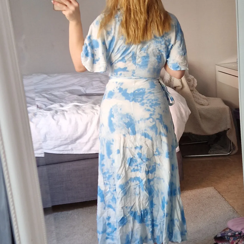 Jätte fin blå vit omlottklänning med knytning i sidan som tyvärr är för liten för mig. . Klänningar.