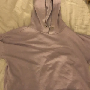 Tröja  - En lila tjock tröja som saknar band och lite fläckar men funkar fint och fläckarna syns inte mycket. 