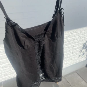 Vintage linne - Detta supergulliga linne. Skulle uppskatta storleken till en xs/s, möjligtvis m också. Justerbara band💐