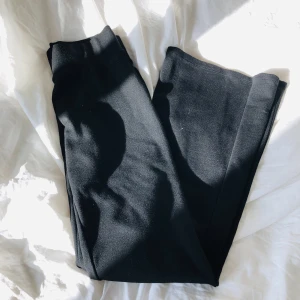 Svarta leggings  - Säljer mina svarta bootcut leggings som tyvärr inte passar mig, säljer eftersom att dem är lite korta för mig som är 155-158💕har inte använt dem mer än 2 gånger så dem ser ut som nya. Nypris 200