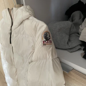 Pjs jacka  - Säljer nu denna pjs jacka som är i ett 10/10 skick , den är äkta, köpte den för 6000 ny på miinto. Pris kan diskuteras!