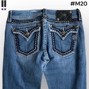 lågmidjade MissMe Bootcut jeans M20 - MissMe jeans i model Boot 💜 Tag 28W 💜Midja (rakt över) 37cm 💜 Innerben 84cm 💜 Ytterben 106cm 💜 Benöppning 21cm 💜 2 pluppar saknas på baktag 💜Våra mått blir W=29 och L=33 💜 Men jämför alltid måtten med ett par jeans som sitter bra 💜