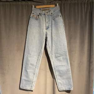 Vintage Levis liknande jeans i nyskick  Små i storleken så passar kanske en 26/27