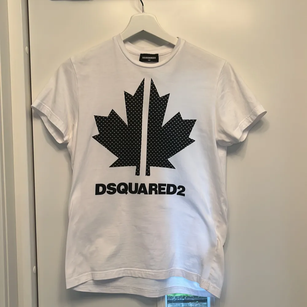 Snygg äkta dsquared2 T-shirt. Lagat ett litet hål nere i kanten (syns knappt) se sista bilden,  Stl14 y. T-shirts.