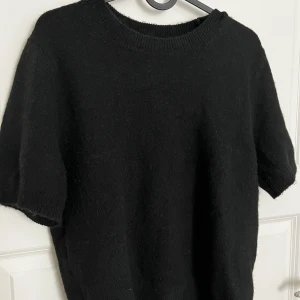 Svart stickad t-shirt - Svart stickad t-shirt från hm, knappt använd pga den är för liten.