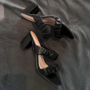 KLACKAR - Klackar i nyskick. Strl:41-42