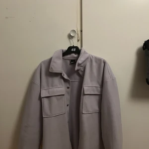 Lila jacka  - En fin nästintill oanvänd lila gina jacka i storlek L